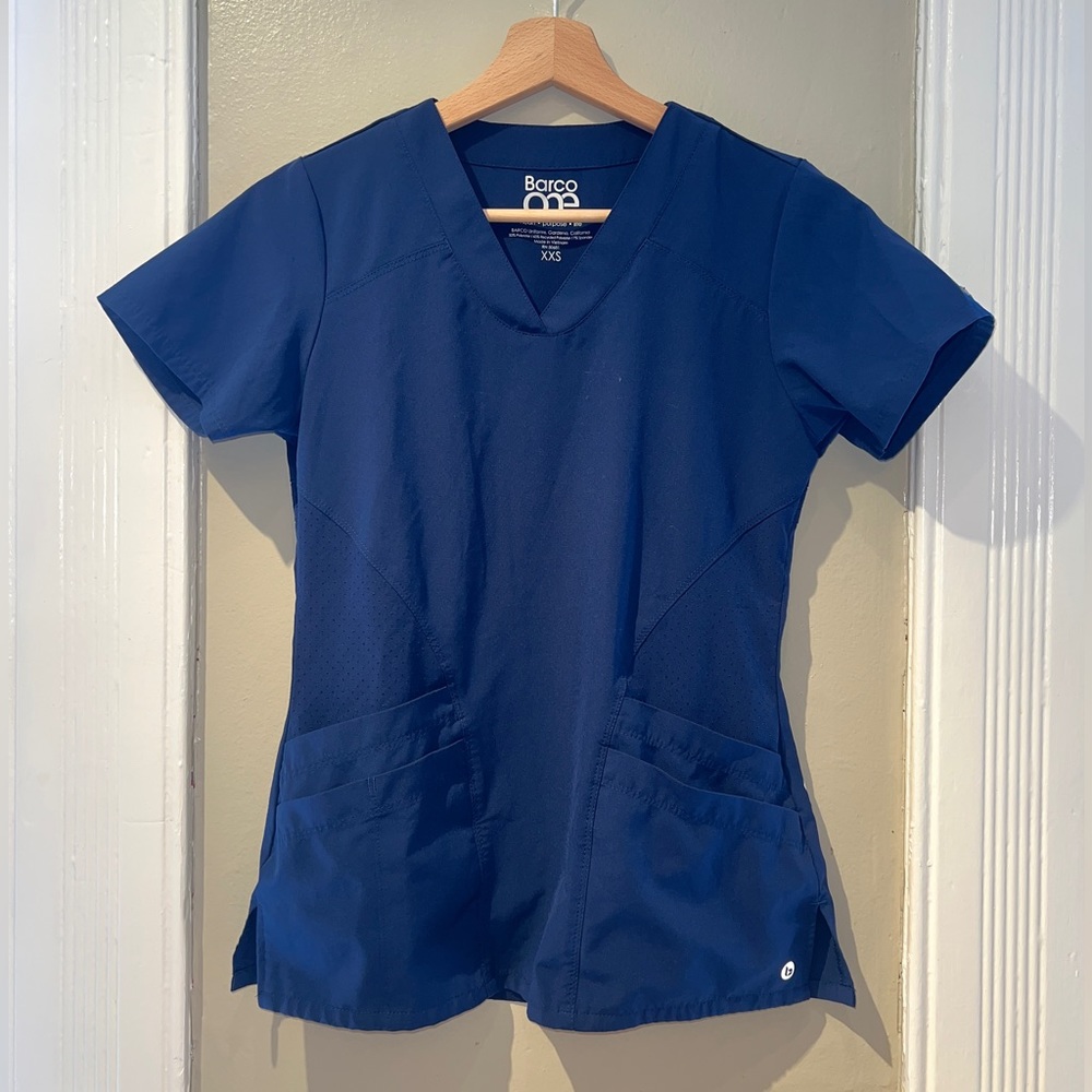Barco One scrub top with pockets